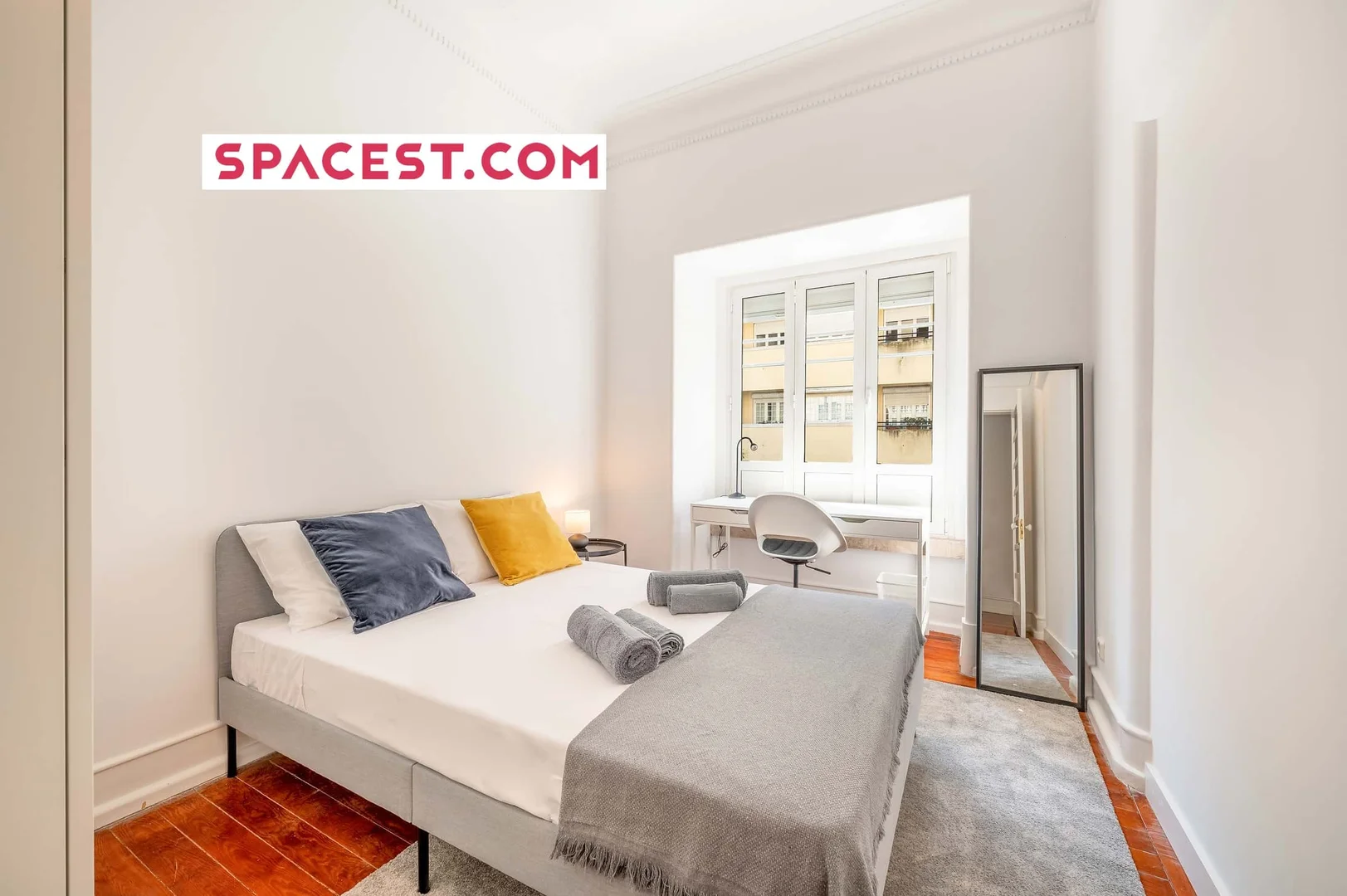 Quarto para alugar em apartamento de estudantes em , totalmente mobilado