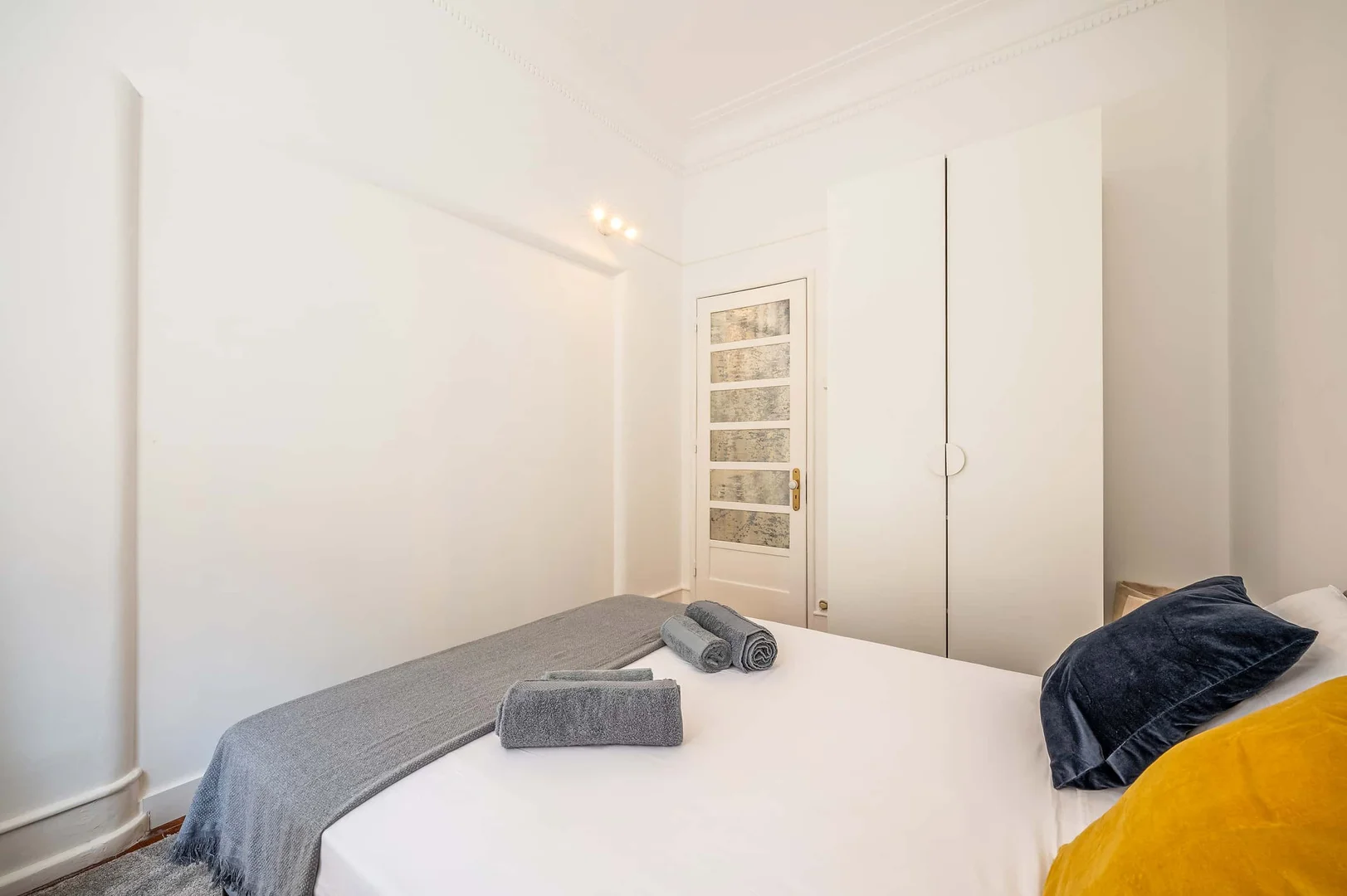Quarto de estudante em  com área de estudo e instalações partilhadas