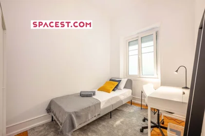 Quarto privado em R. Padre António Vieira, 1070 Lisboa, Portugal, imagem 1 de 20