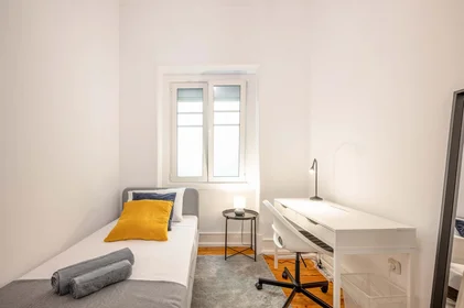 Quarto privado em R. Padre António Vieira, 1070 Lisboa, Portugal, imagem 2 de 20
