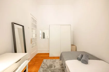 Quarto privado em R. Padre António Vieira, 1070 Lisboa, Portugal, imagem 3 de 20