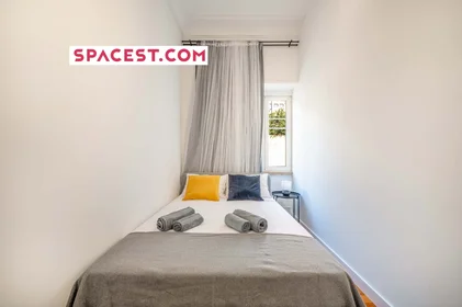 Quarto privado em R. Padre António Vieira, 1070 Lisboa, Portugal, imagem 1 de 21