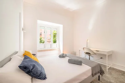 Quarto privado em R. Padre António Vieira, 1070 Lisboa, Portugal, imagem 2 de 20