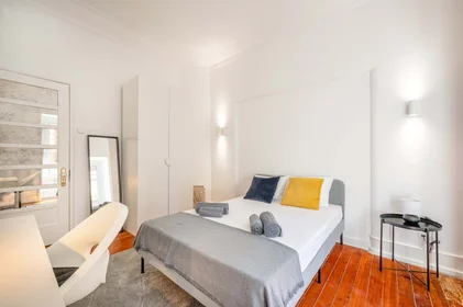 Quarto privado em R. Padre António Vieira, 1070 Lisboa, Portugal, imagem 3 de 20