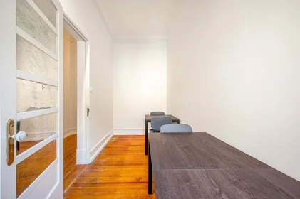 Quarto privado em R. Padre António Vieira, 1070 Lisboa, Portugal, imagem 6 de 20