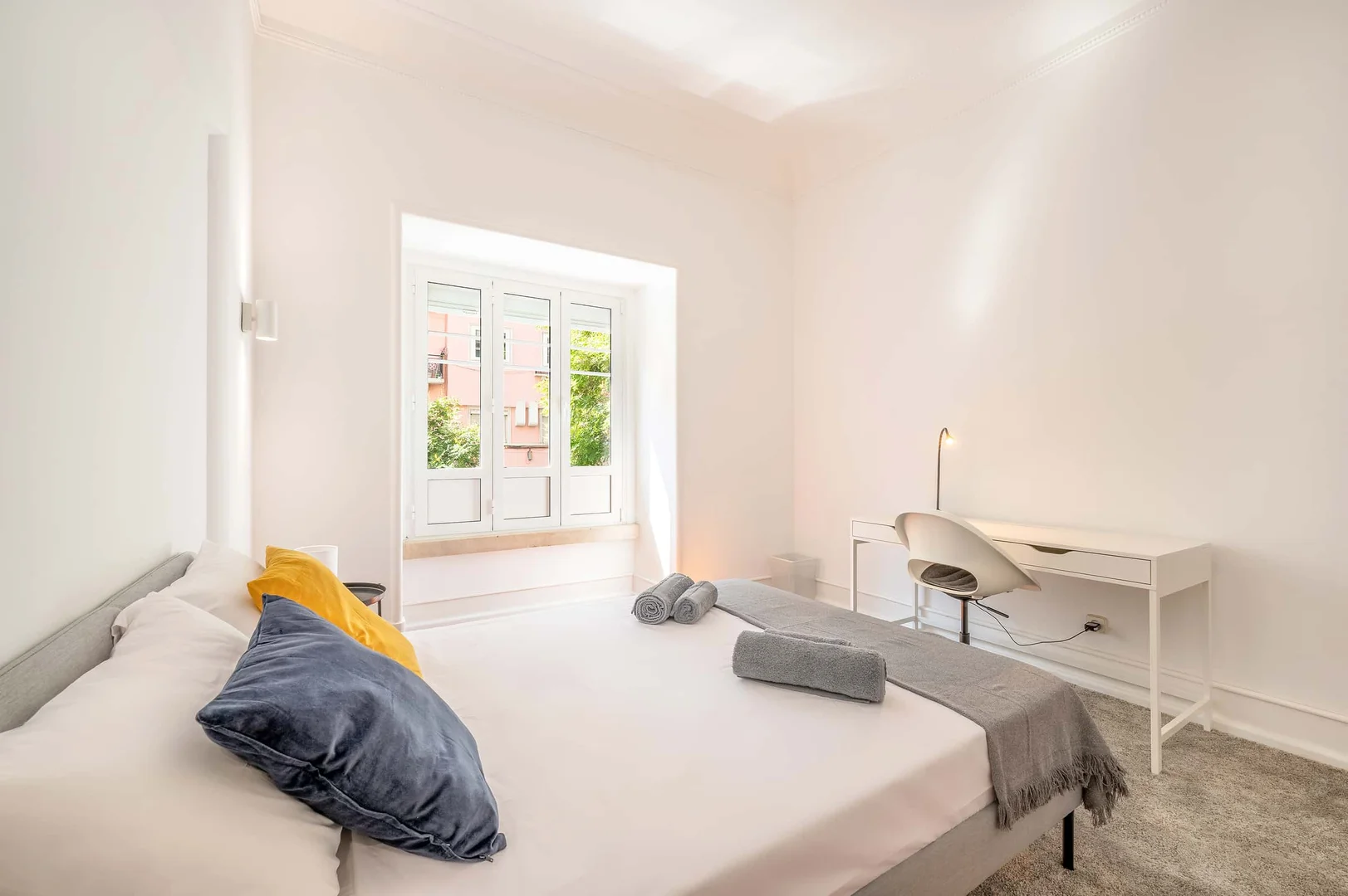 Quarto para alugar em apartamento de estudantes em , totalmente mobilado
