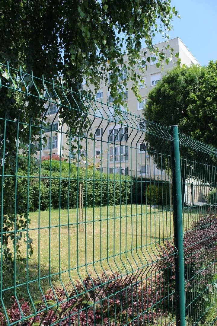 Stanza economica per studenti con ampia illuminazione in 
