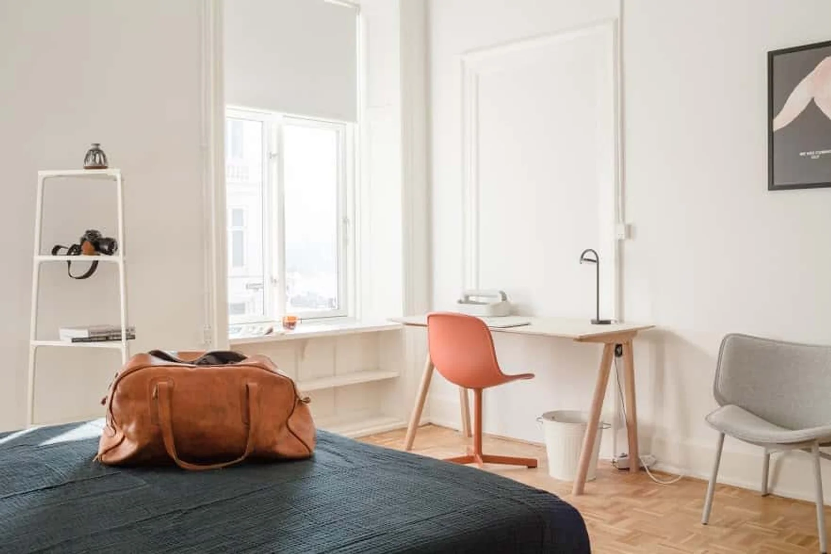 Quarto de estudante confortável e espaçoso em 