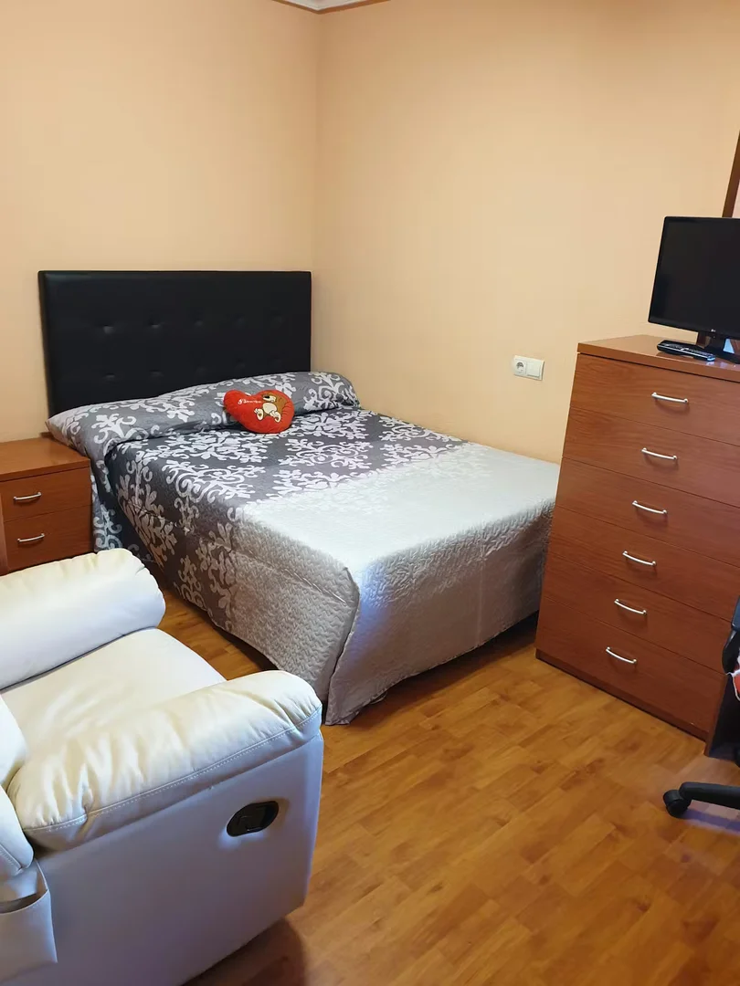 Functional student room perfect for studying in 