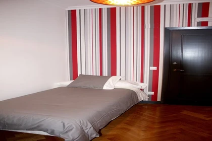 Pokój do wynajęcia z podwójnym łóżkiem w Madrid