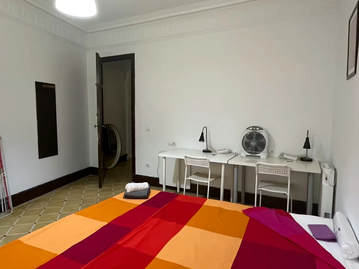 Habitación estudiantil amplia y cómoda en 