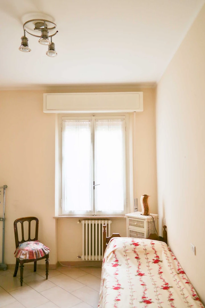 Cheap private room in Parma