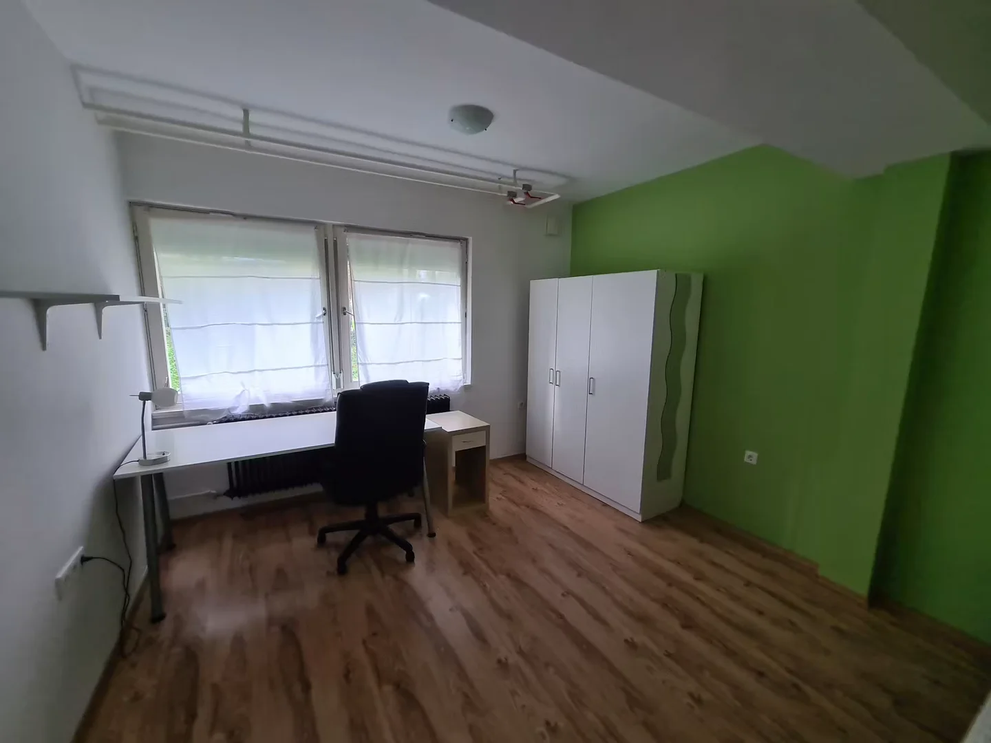 Bezahlbares Zimmer für Studenten mit ausreichender Beleuchtung in