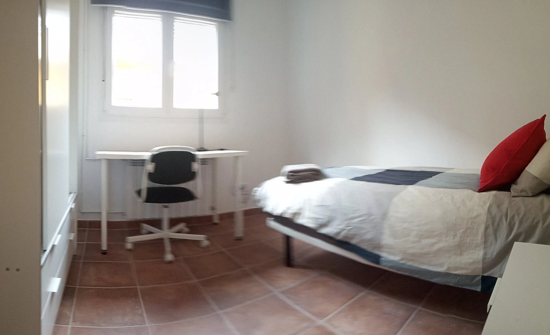 Pokój do wynajęcia we wspólnym mieszkaniu w Cerdanyola Del Vallès