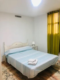 Habitación en alquiler con cama doble Sevilla