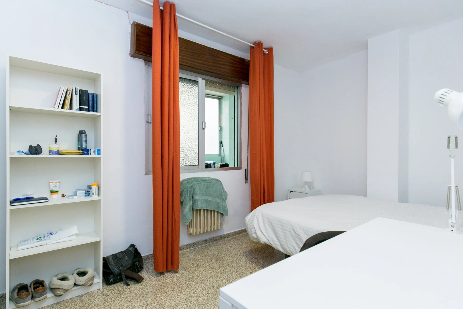 Bright private room in Granada