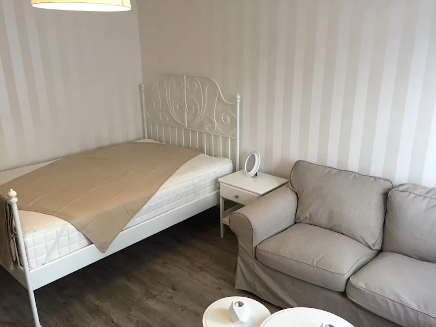 Quarto de estudante em  com área de estudo e instalações partilhadas