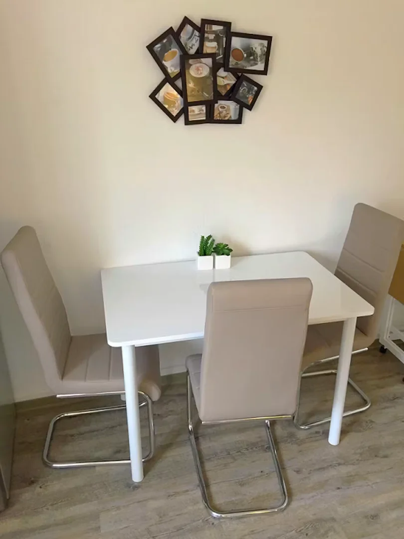 Quarto de estudante económico com localização conveniente em 