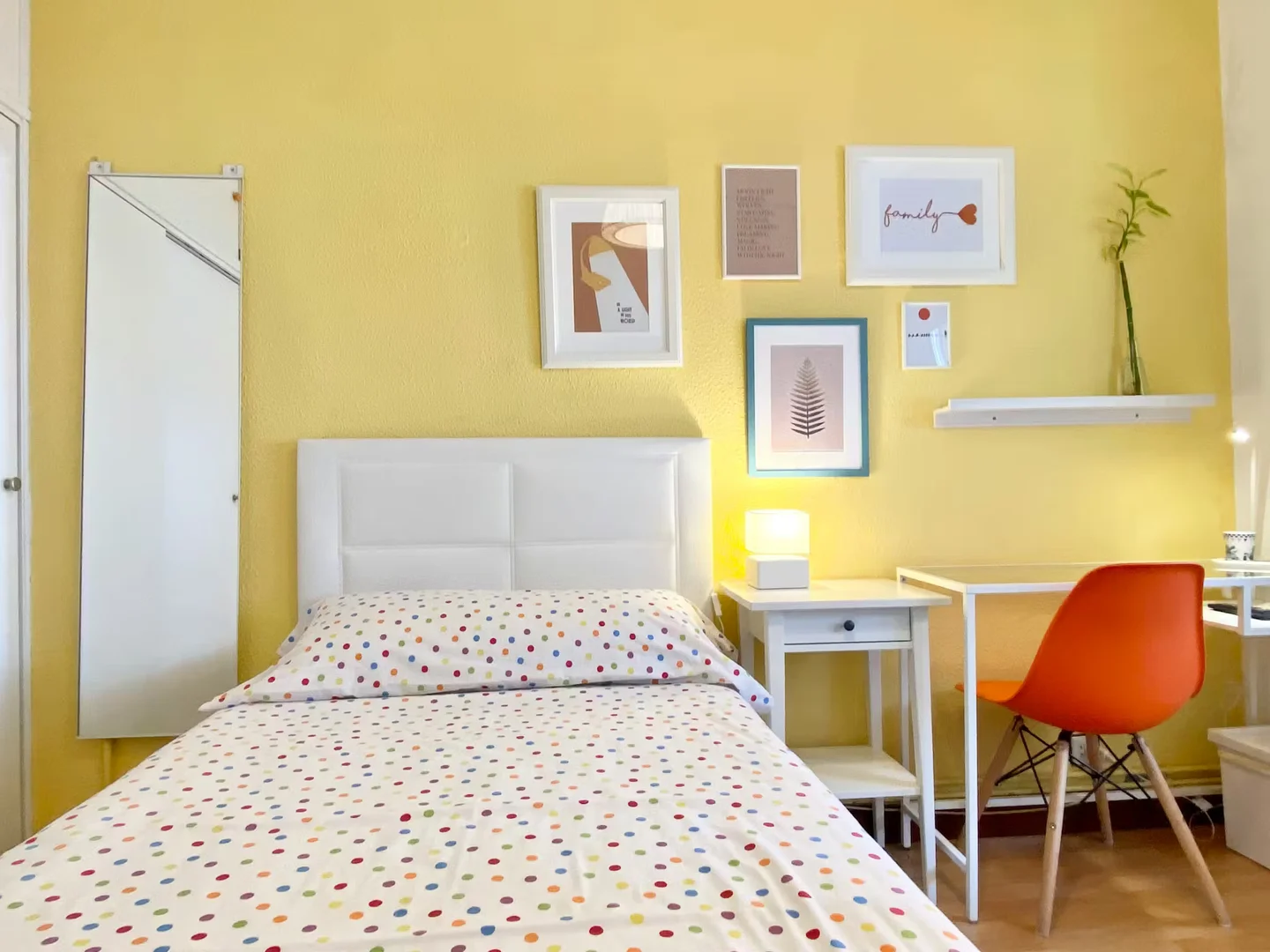 Chambre abordable pour les étudiants avec un bon éclairage dans 