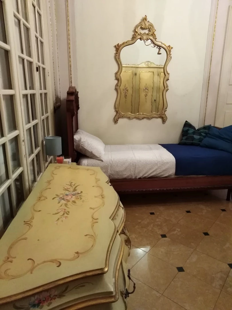 Parma de çift kişilik yataklı kiralık oda
