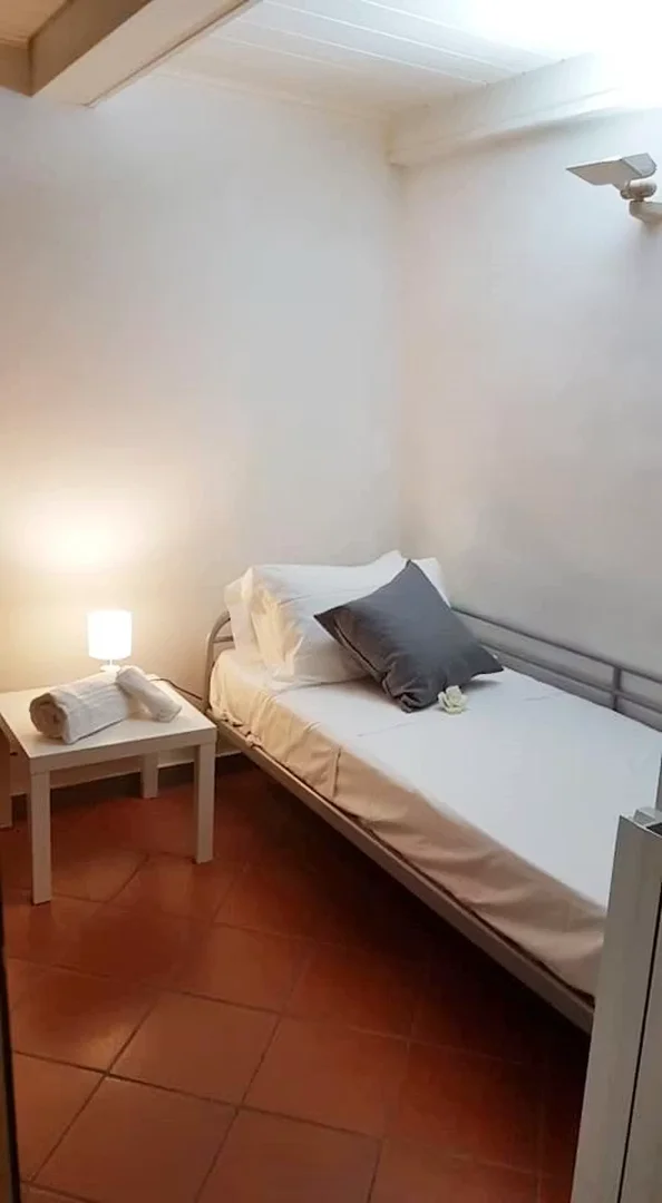 Chambre d'étudiant lumineuse et aérée avec accès facile à l'université dans