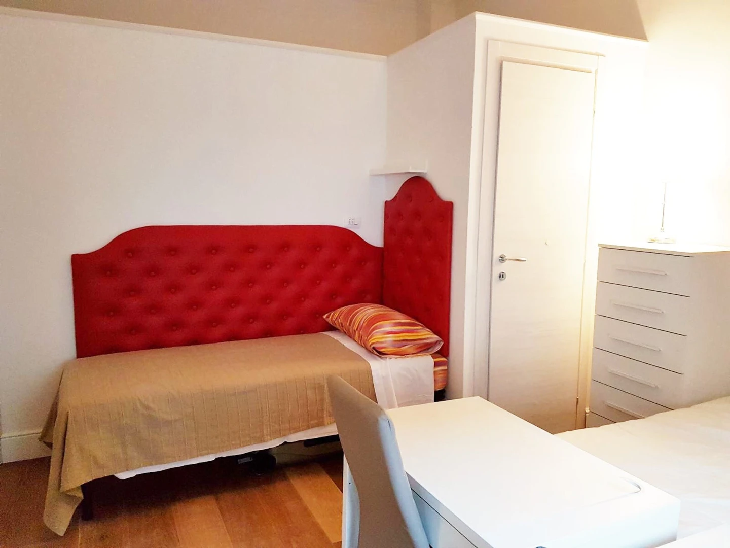 Bright shared room for rent in firenze