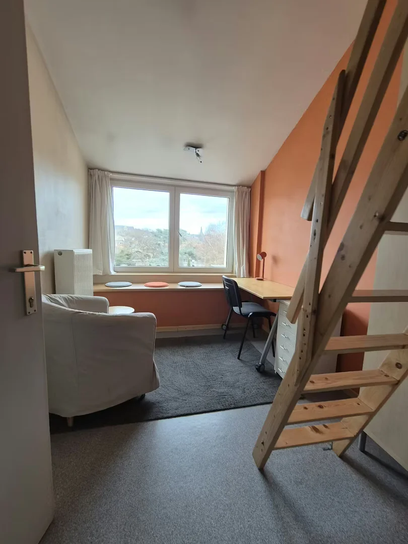Funktionelles Studentenzimmer perfekt zum Studieren in 