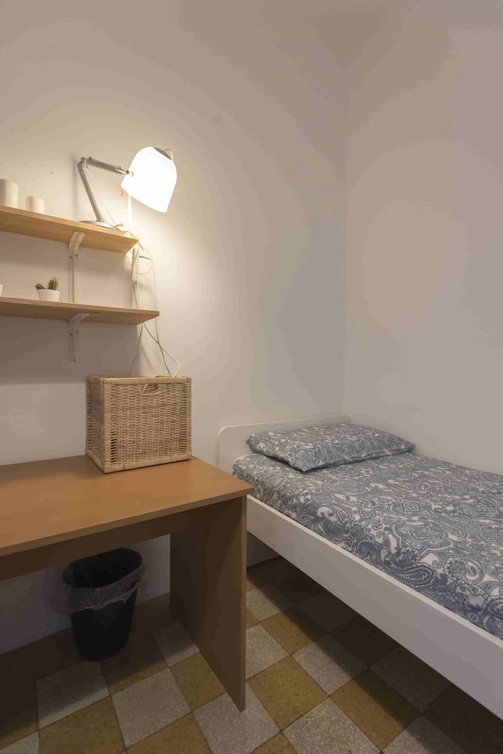 Habitación compartida en apartamento de 3 dormitorios Milán