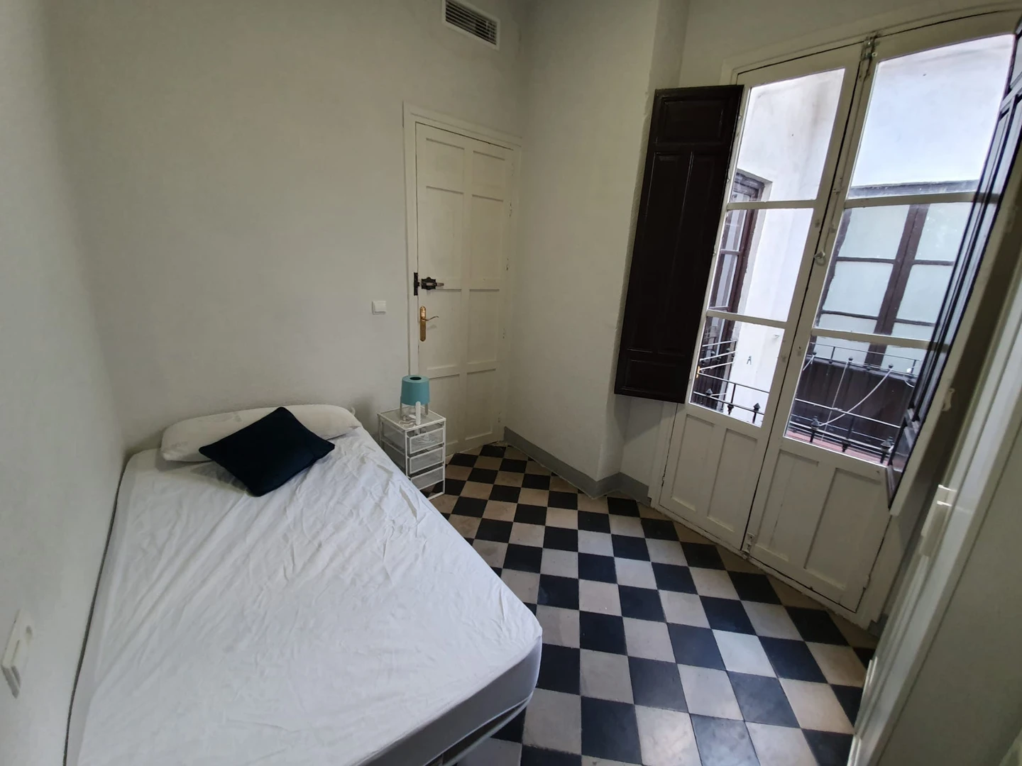 Granada de ortak bir dairede kiralık oda