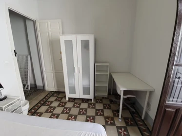 Helles Privatzimmer in Granada