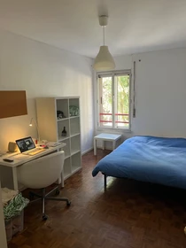 Quarto para alugar com cama de casal em Lisboa