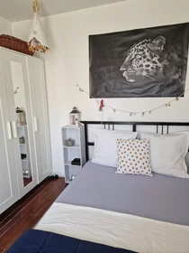 {area} de ortak bir dairede kiralık oda