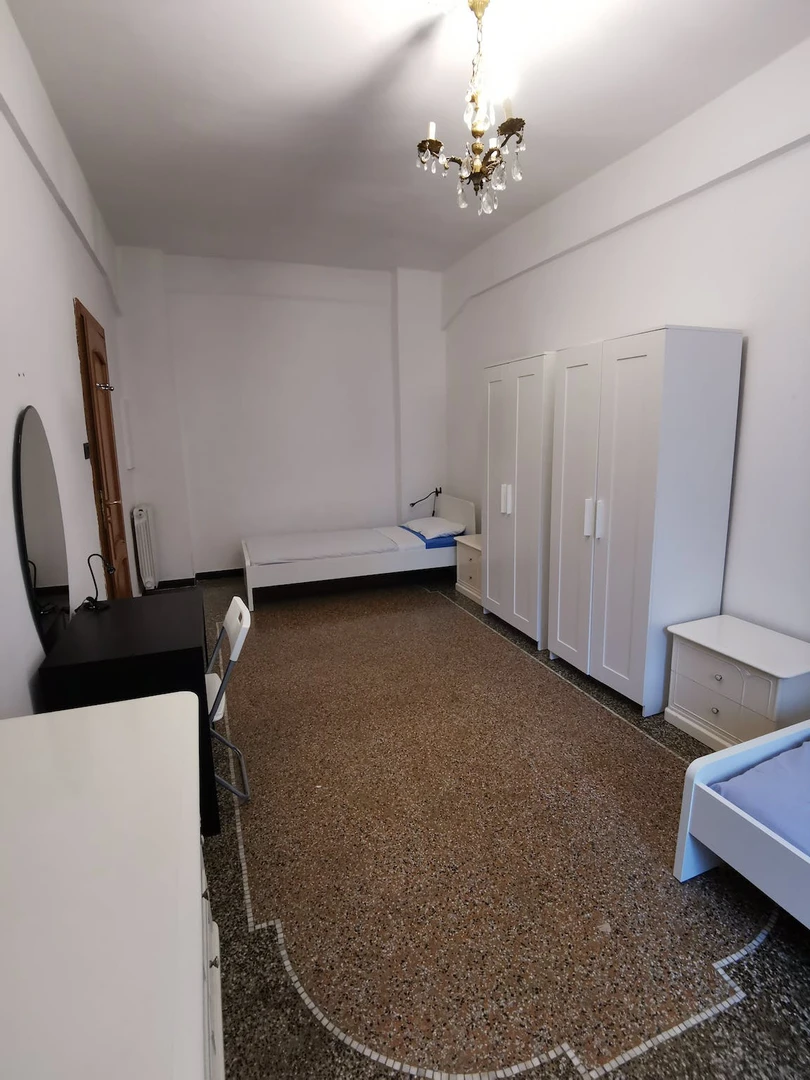 Stanza in condivisione in un appartamento di 3 camere da letto Genova