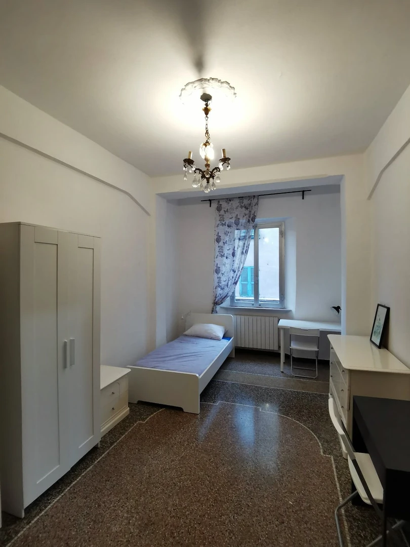 Stanza in condivisione in un appartamento di 3 camere da letto Genova