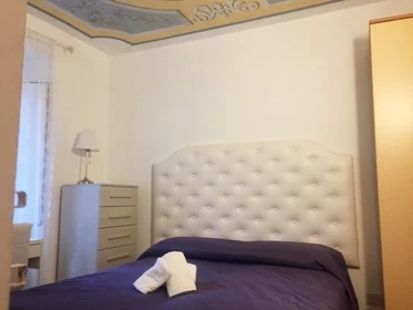 Quarto para alugar com cama de casal em Firenze