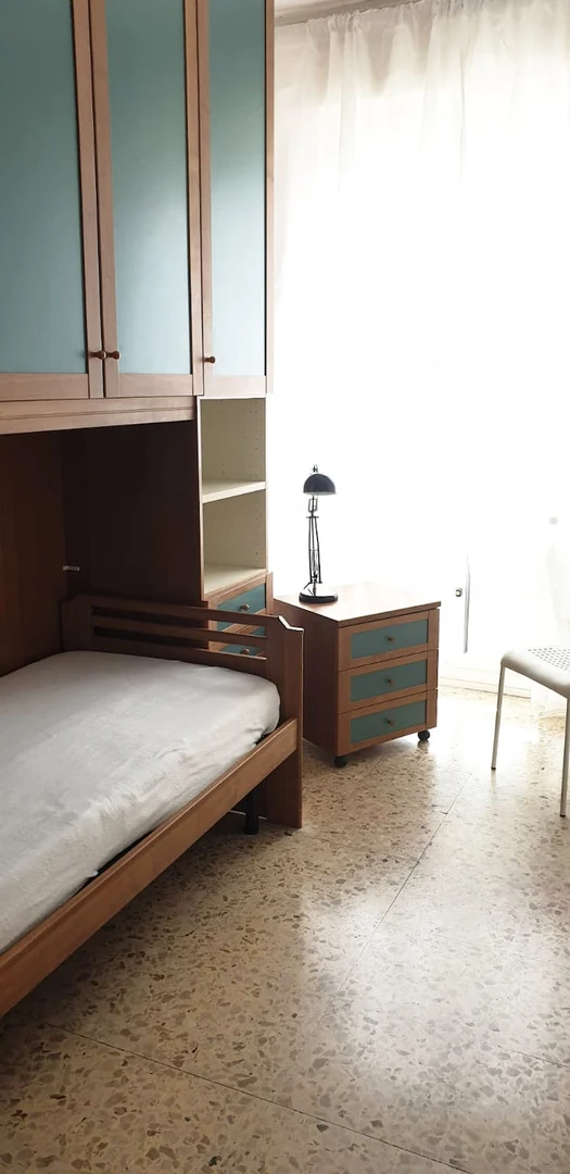 Quarto para alugar num apartamento partilhado em Pisa