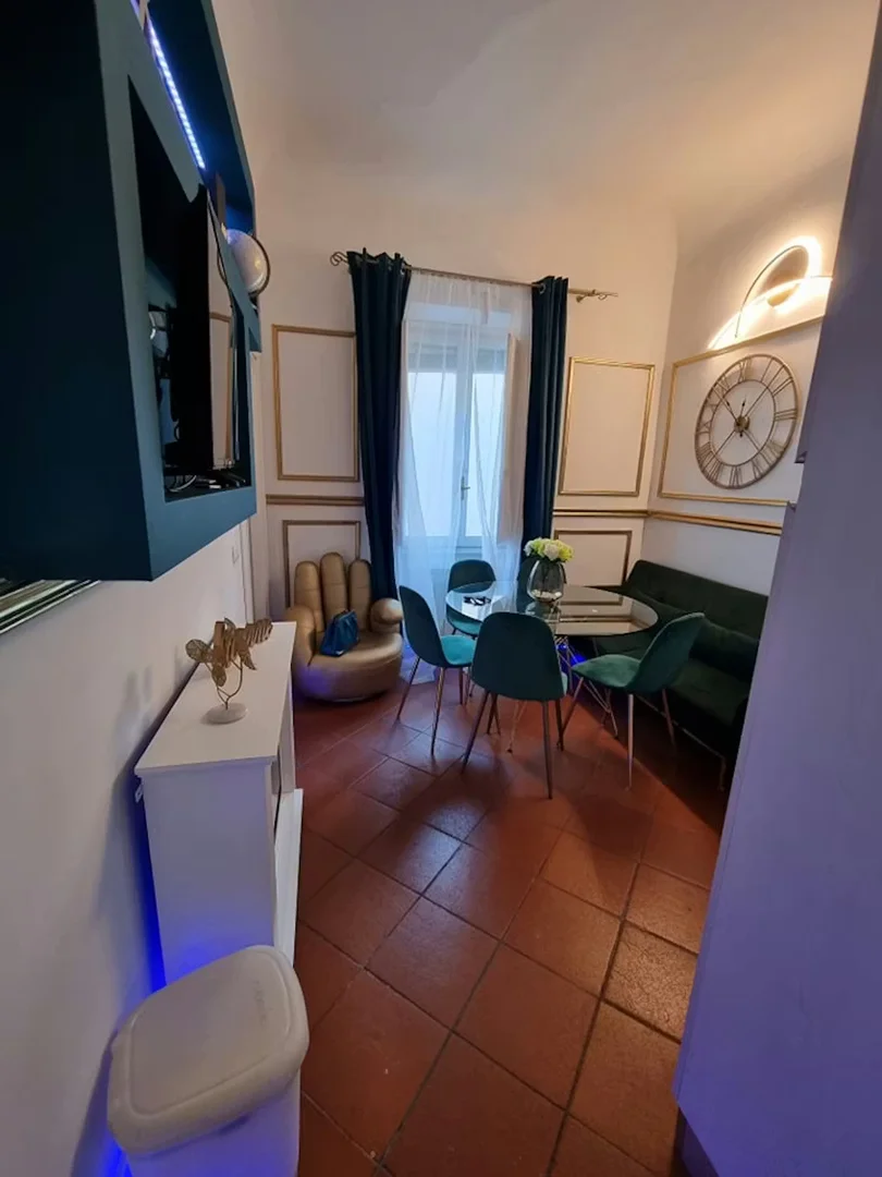 Funkcjonalny pokój studencki idealny do nauki w 