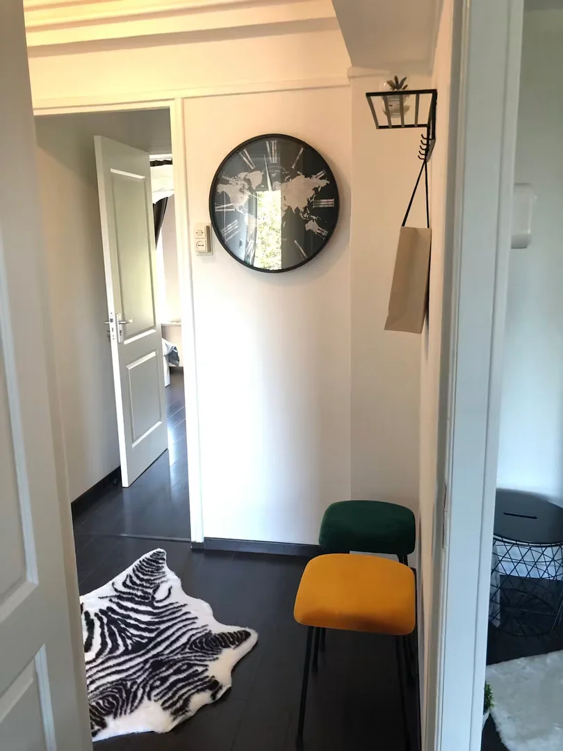 Studentenzimmer in mit Arbeitsbereich und Gemeinschaftseinrichtungen