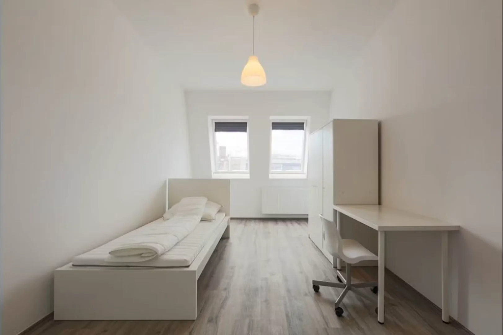 'de modern olanaklara sahip öğrenci dostu oda
