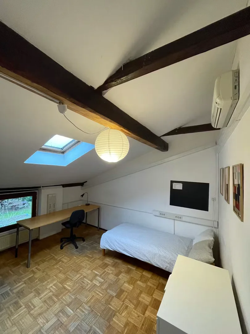 Comfortable and spacious student room in 