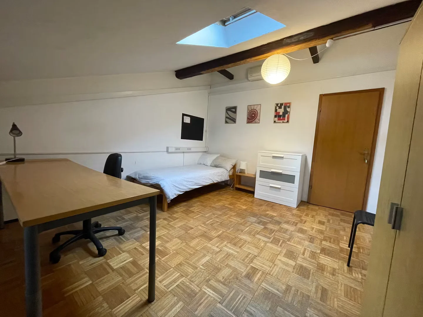 Comfortable and spacious student room in 