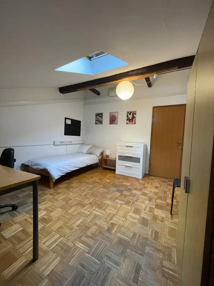 Bright and airy student room with easy university access in 
