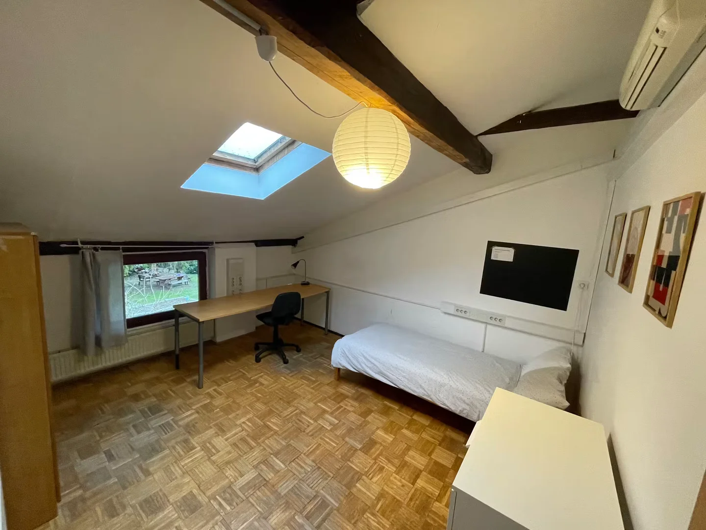 Comfortable and spacious student room in 