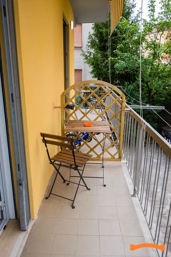 Habitación estudiantil luminosa y aireada con fácil acceso a la universidad en 