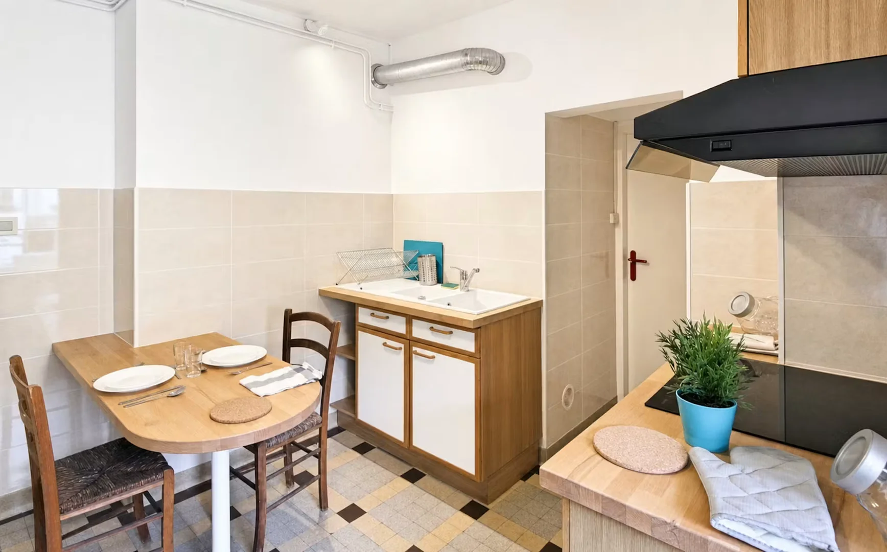Habitación estudiantil funcional perfecta para estudiar en 