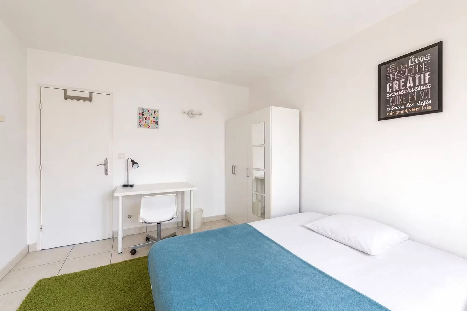 Quarto para alugar em apartamento de estudantes em , totalmente mobilado