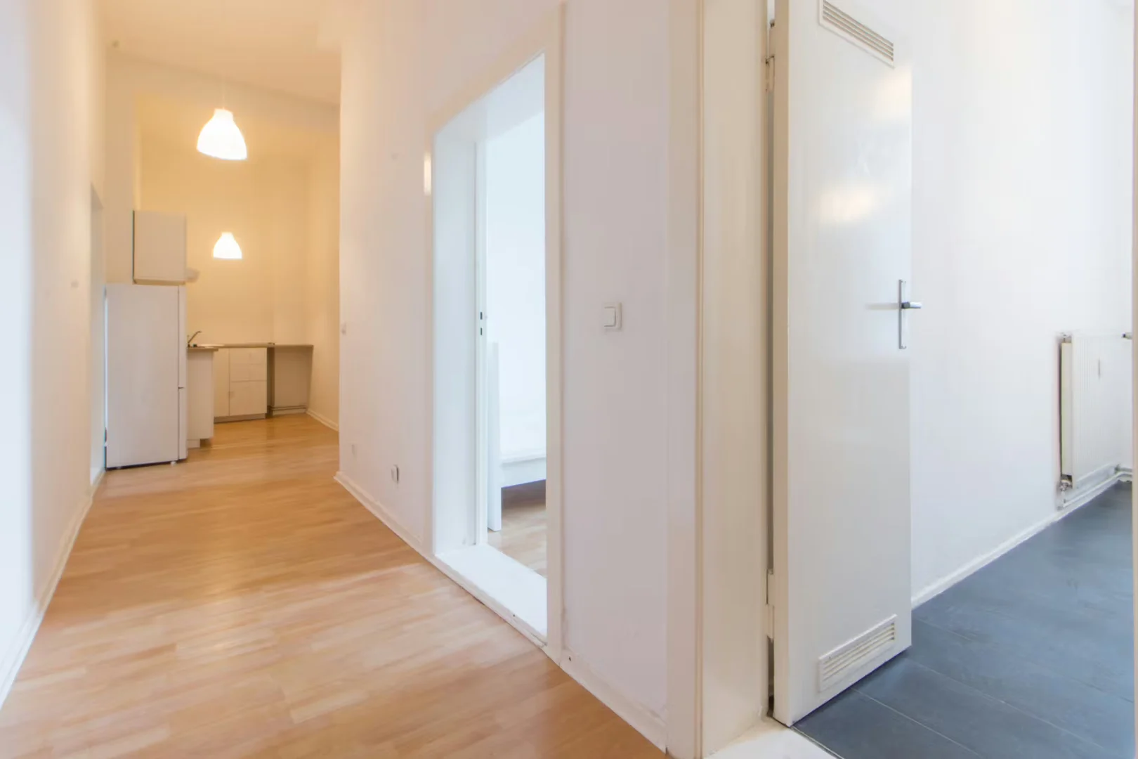 Habitación estudiantil luminosa y aireada con fácil acceso a la universidad en 