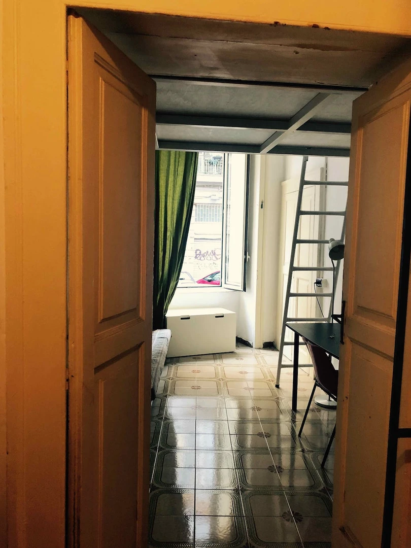 Quarto para alugar num apartamento partilhado em Nápoles