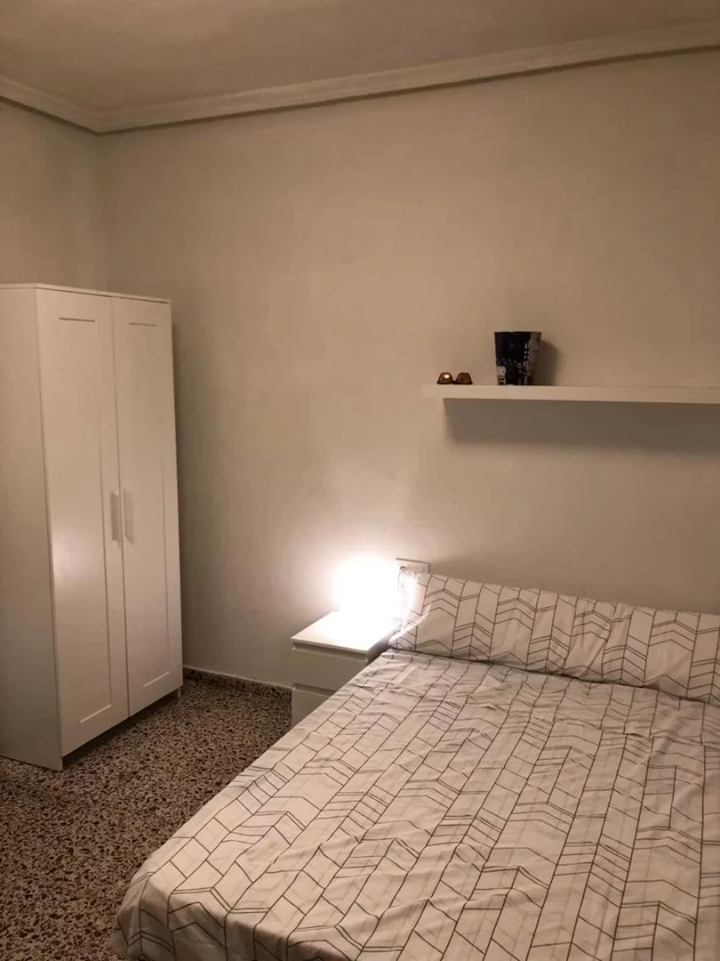 'da ders çalışmak için mükemmel olan fonksiyonel öğrenci odası