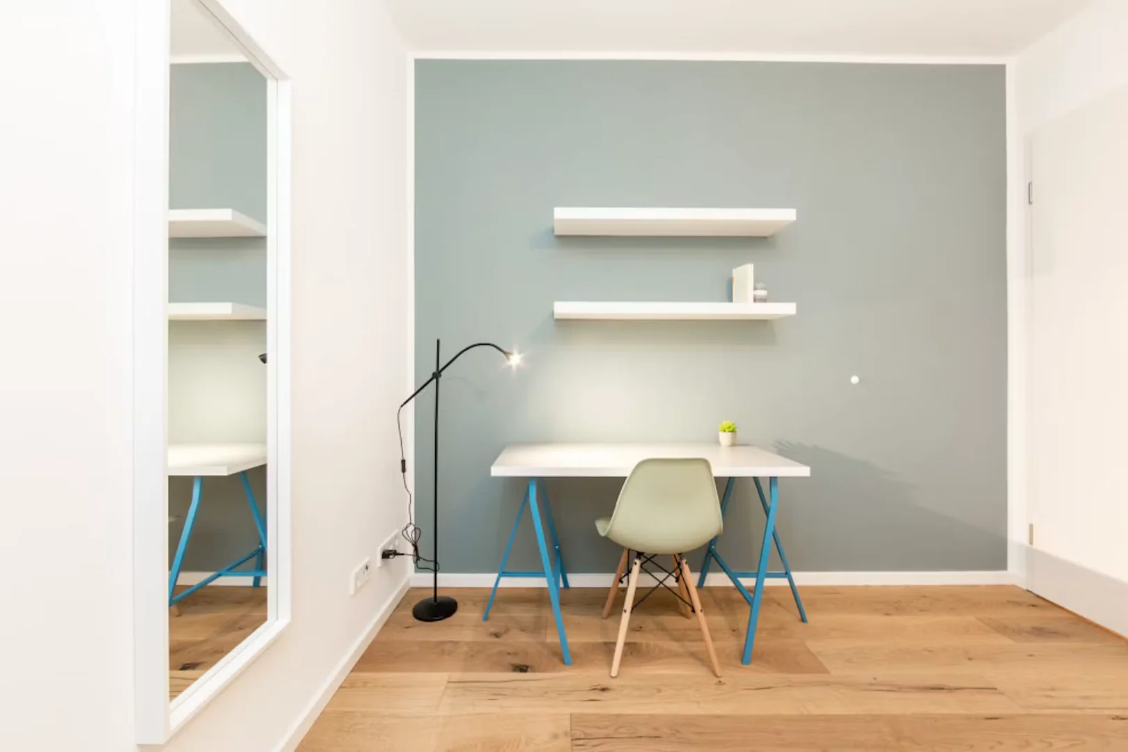 Quarto acessível para estudantes com iluminação ampla em 